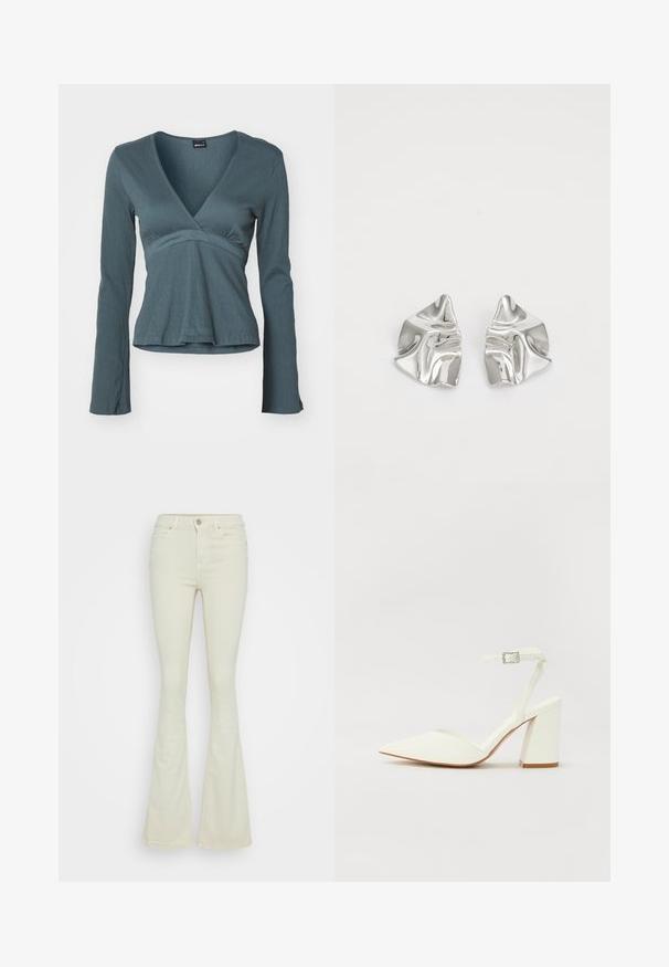 Langærmet indpakningsbluse i dyb teal med en struktureret overflade, der har en V-halsudskæring og en tætsiddende talje, som svagt flares ud ved kanten.; Flared jeans i lys beige bomuldsdenim med høj talje, fem-lomme design og klassisk metallukning med lynlås.; Hvide hælede sandaler med spids tå, justerbar ankelrem og en kraftig firkantet hæl. Glat tekstur med minimale syninger.; Sølvmetal øreringe med et bølgende, skulpturelt design, der har en poleret overflade og uregelmæssige former, hvilket fremhæver en moderne æstetik.