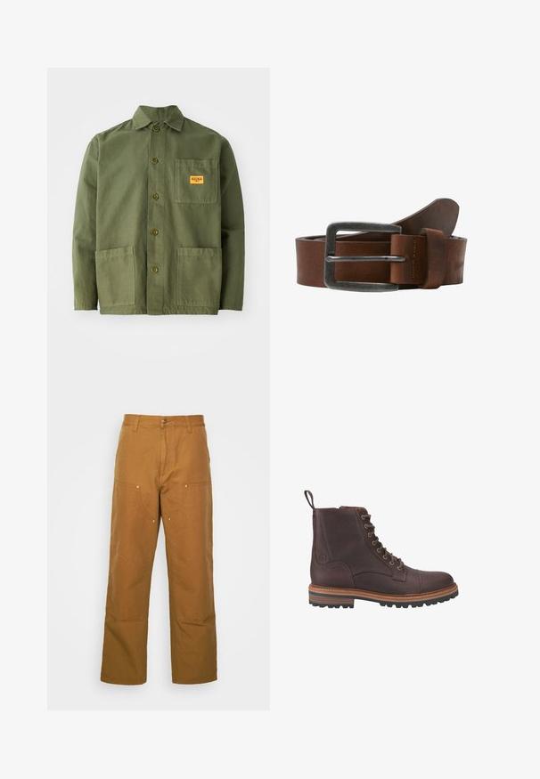 Veste verte olive en coton épais, avec un col pointu, des boutons à l'avant et deux grandes poches plaquées. Comprend un petit patch avec un logo.; Pantalons utilitaires en coton marron avec une coupe droite, dotés de poches avant et d'accents en métal pour une durabilité accrue.; Bottes chevilles en cuir marron à lacets avec une finition texturée, semelles beiges contrastantes et œillets métalliques. Comprend une languette pour un enfilage facile.; Ceinture en cuir marron avec une boucle en métal brossé, elle présente une texture lisse et un design classique. La sangle s'amincit vers l'extrémité.