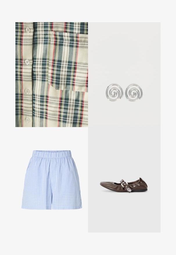 Rutet skjorte i creme med mørkegrønne, røde og gule accentuer. Har en lomme og runde knapper, lavet af et blødt, vævet stof.; Lyseblå og hvide gingham-shorts med elastisk linning og løs pasform, vist på en ensfarvet hvid baggrund.; Brun lakeret flad sko med spids tå, elastisk sløjfedetalje og en sølvspændeaccent på siden. Sort gummisål.; Par sølvspiral øreringe med glat, afrundet design på en ensartet hvid baggrund.