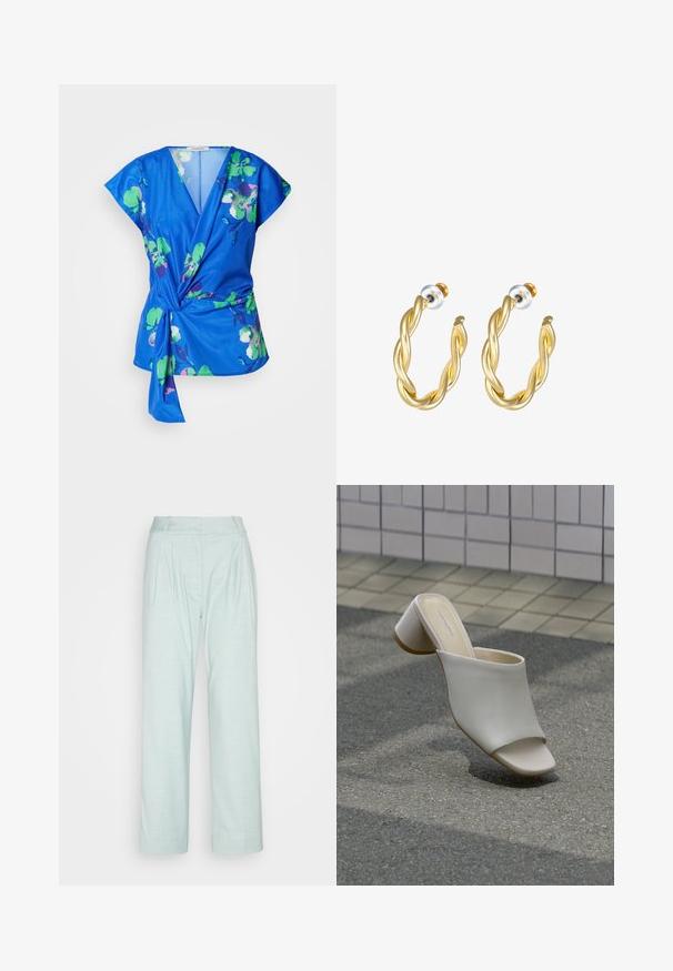 Haut enroulé floral bleu à manches courtes, avec des motifs de fleurs vertes et roses, un décolleté en V profond et un détail de taille nouée. Texture du tissu douce.; Pantalons larges bleu clair avec des plis sur le devant, une taille plate et un tissu doux et texturé. Fini lisse et sans motifs visibles.; Mule blanche à bout ouvert avec talon bloc sur sol pavé près d'un mur carrelé, inclinée pour montrer les vues latérale et supérieure.; Boucles d'oreilles créoles dorées torsadées avec une surface lisse, présentant un dos transparent et une quincaillerie dorée.