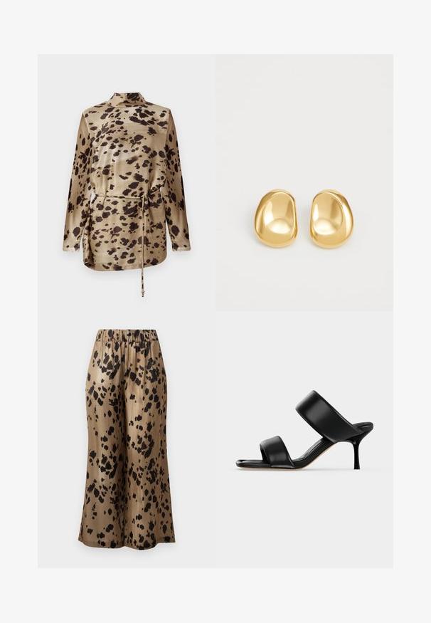 Blouse à manches longues en satin beige à motif léopard, dotée d'un col montant, d'une taille à cordon et d'une texture lisse et brillante.; Pantalons amples à motifs marron avec un design à pois noirs, fabriqués dans un tissu brillant, dotés d'une taille élastique pour le confort.; Sandale mule en cuir noir avec deux larges brides et un talon stiletto fin de hauteur moyenne sur un fond clair uni.; Boucles d'oreilles en forme de clou de couleur or, avec une forme lisse et arrondie et une surface réfléchissante, mettant en avant un design minimaliste sans motifs visibles.