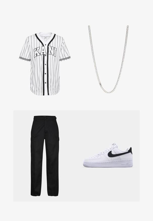 Weißes Baseball-Trikot mit kurzen Ärmeln und schwarzen Streifen, mit einer Knopfleiste vorne und dem Wort "KANI" deutlich in schwarzen Buchstaben dargestellt.; Schwarze Cargo-Hosen mit geradem Schnitt, ausgestattet mit Seitentaschen, einem Knopfverschluss und elastischen Bündchen an den Knöcheln. Hergestellt aus strapazierfähigem Material.; Weißes Leder-Sneaker mit einem strukturierten schwarzen Swoosh, flachen Schnürsenkeln und einer Gummisohle mit genoppetem Muster. "AIR" ist auf der Ferse eingeprägt.; Silberne Kettenhalskette mit ineinandergreifenden Gliedern, glatter Textur und einheitlicher rechteckiger Form. Sicherer Verschluss.