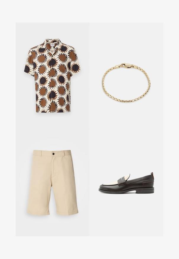 Chemise à manches courtes en tissu léger, présentant une base crème avec des motifs en forme de rayons de soleil marron et noir. Fermeture à boutons et col classique.; Shorts beiges en tissu léger, avec une taille plate, une taille standard avec fermeture à bouton, et un ourlet droit.; Mocassin homme en cuir marron foncé avec panneau en tissu écru et détail classique de bride cousue, semelle plate et languette au talon.; Bracelet en métal doré avec un design en chaîne, caractérisé par des maillons rectangulaires et une fermeture à clip, texture lisse et finition polie.