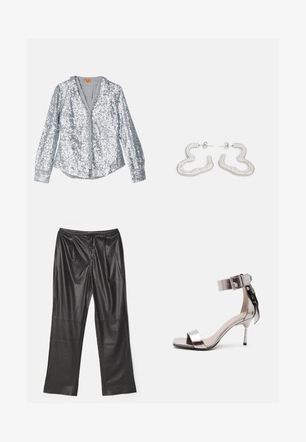 Sølvfarvet jakke med paljetter, lange ærmer, knaplukning foran og krave. Blødt indvendigt for og elastiske manchetter med en glat tekstur.; Proenza Schouler White Label STRAIGHT LEG PANTS - Bukser - black; Metallic sølv åben tå højhælet sandal med ankelrem og spænde, med en dekorativ sløjfe på bagsiden.; Sølvfarvede øreringe med et bølget, abstrakt design prydet med små, funklende krystaller. Sikret med en studs baglukning.
