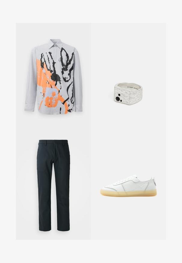 Gestreifte Button-up-Bluse mit einem abstrakten Design in Orange und Schwarz, das Tierumrisse und zeitgenössische Pinselstrichakzente zeigt.; Schwarze, gerade Beine Hose aus glattem Stoff; ausgestattet mit Gürtelschlaufen und einem flachen Vorderdesign. Seitentaschen inklusive.; Weißer flacher Ledersneaker mit beiger durchsichtiger Sohle, Schnürung vorne und minimalen Nähten, seitlich auf schlichtem Hintergrund gezeigt.; Silberner Texturring mit unregelmäßiger Form, ausgestattet mit einem schwarzen Edelstein-Akzent und eingraviertem Branding im Inneren.