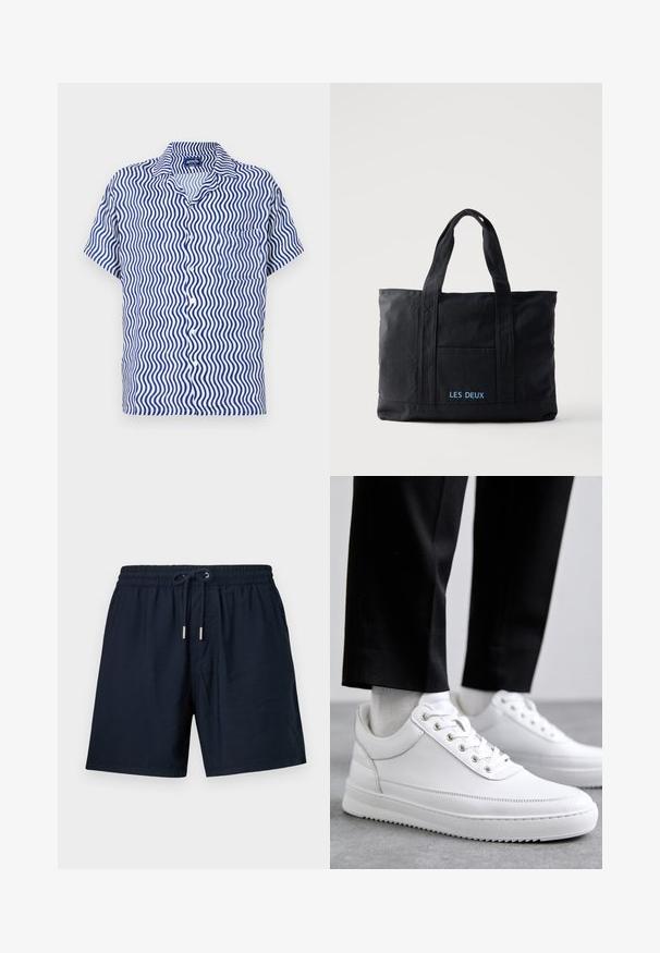 Hemd mit kurzen Ärmeln aus weißem Stoff mit blauem Wellenmuster, das einen Kragen, eine Knopfleiste und eine einzelne Brusttasche aufweist.; Marineblaue Shorts aus leichtem Stoff, mit einem elastischen Bund und einem Zugband mit silbernen Metallenden sowie Seitentaschen.; Weiße Leder-Sneaker mit flacher Gummisohle, ausgestattet mit einer glatten Oberfläche, runder Zehenpartie und Metallösen für die Schnürsenkel. Getragen mit schwarzen Hosen.; Schwarze Canvas-Tragetasche mit zwei Henkeln, Fronttasche und „LES DEUX“ in Blau auf der Fronttasche bestickt.