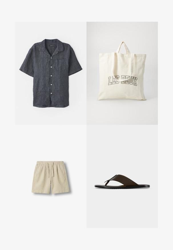 Kortærmet skjorte i antracit lin med afslappet krave, frontlomme og hvide knapper. Glat tekstur med subtile stofvariationer.; Beige afslappede shorts med elastisk talje og snøre, sidelommer og lige kant, vist mod en ensfarvet baggrund.; Mørkebrune læderflipflops med bred ankelrem og sort flad sål vist i sideprofil på grå baggrund.; Canvas tote bag i off-white, med korte håndtag og teksten "LES DEUX" trykt i fede sorte bogstaver. Holdbart, simpelt design.