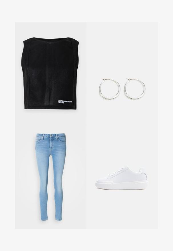 Sort ærmeløs kort top med bådudskæring og hvid "KARL LAGERFELD JEANS" logo nederst til højre.; Lyseblå skinny jeans lavet af denim med mid-rise talje, der har forlommer, bæltesløjfer og en glat tekstur.; Hvid lavtop-sneaker med snørelukning, tyk sål og glat overdel, vist fra ydersiden mod en ensartet lys baggrund.; Sølv hoops øreringe har et glat, afrundet design med en slank profil og sikker spænde. Minimalistisk stil med en poleret finish.
