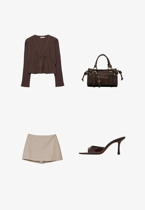 Blouse marron à manches longues avec col en V, petits clous décoratifs le long du col et fermeture frontale par lien, avec une taille légèrement froncée.; Mini-jupe beige avec une fente discrète à l'avant et un short intégré dessous, conçue pour un usage décontracté ou semi-formel.; Mule en cuir verni marron foncé, à bout ouvert, avec une large bride et un talon haut fin sur fond blanc.; Sac à main en cuir marron foncé avec double poignée, poche avant zippée, boucles décoratives et nœuds latéraux sur fond blanc.