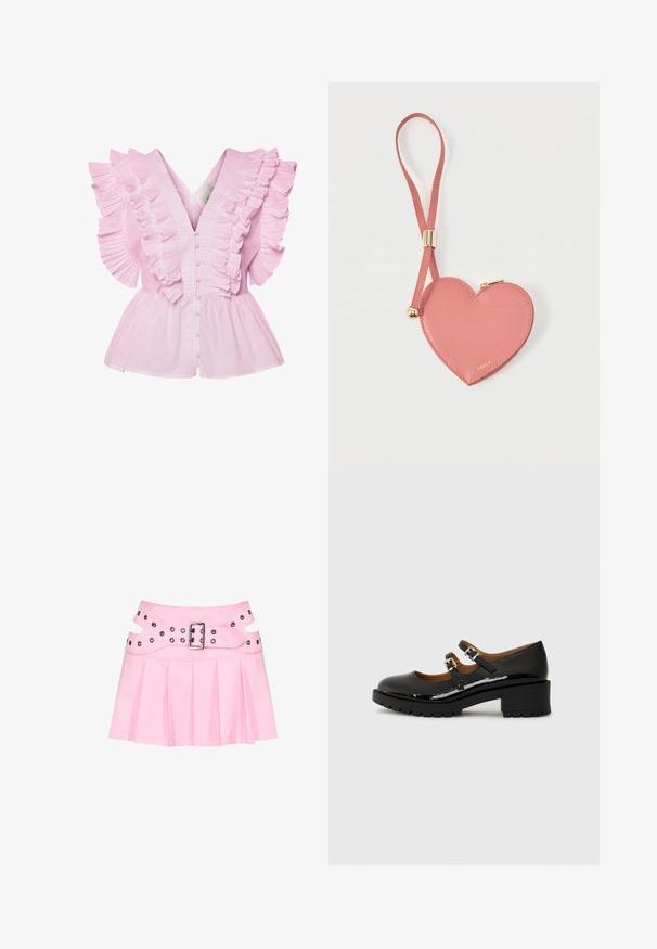 Lyserød bluse med flæsekantede ærmer og V-udskæring. Den har knaplukning foran og en tætsiddende bodice, der udvides til en peplum-stil.; Pink plisseret mini nederdel med bred dobbeltlagret linning, sølvspænde og flere nitter til fastgørelse og dekoration.; Sorte lakerede Mary Jane-sko med to justerbare stropper, rund tå og kraftig gummihæl med et tekstureret slidbanemønster.; Lyserød hjerteformet lædermøntpose med håndledsrem og guldlås, mærket med lille gyldent "Furla"-tekst.