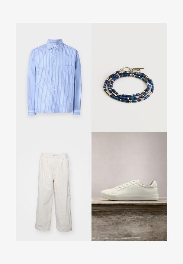 Lichtblauw gestreept shirt met lange mouwen, twee voorkruiden, knoopsluiting, en contrasterende dunne strepen. Gemaakt van een katoenmix.; Witte katoenen wijde broek met een elastische tailleband, voorzien van een knoopsluiting aan de voorkant en zijzakken. Gladde textuur en minimalistisch ontwerp.; Witte vetersneaker die boven een houten bank zweeft met groene bladeren op de achtergrond, waarbij het ontwerp en de textuur van de schoen worden getoond.; Drievoudige armband met kleine blauwe vierkante en zilveren ronde kralen, voorzien van een zilveren draaisluiting, getoond op een witte achtergrond.