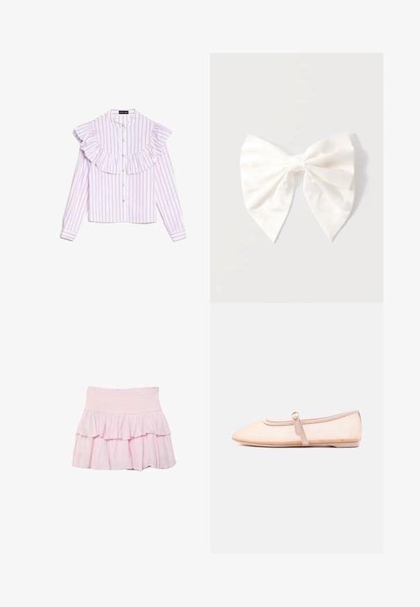 Chemise blanche à rayures verticales roses, col à volants et boutonnage devant. Manches longues avec poignets rayés. Le tissu semble lisse et léger.; Jupe rose clair à volants avec une large ceinture smockée et des couches à volants, idéale pour une tenue décontractée.; Chaussure plate beige clair avec un bout pointu et une bride latérale avec boucle, présentée sur un fond blanc uni.; Nœud à cheveux en tissu crème avec un petit charme en forme de couronne argentée au nœud, présenté sur un fond gris clair.