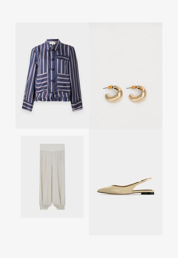 Navyblauwe satijnen jas met verticale witte en bordeauxrode strepen, voorzien van een knoopsluiting aan de voorkant, een borstzak en een gerimpelde zoom. Lange mouwen.; Beige loszittende broek met brede elastische tailleband en geplooide boorden bij de enkels.; Beige platte slingback schoen met puntige neus, lage zwarte hak en een glad leren afwerking, zijaanzicht op een effen achtergrond.; Twee glanzende gouden hoepel oorbellen in een gebogen ontwerp, met oranje accenten bij de oorpost, tegen een eenvoudige witte achtergrond.