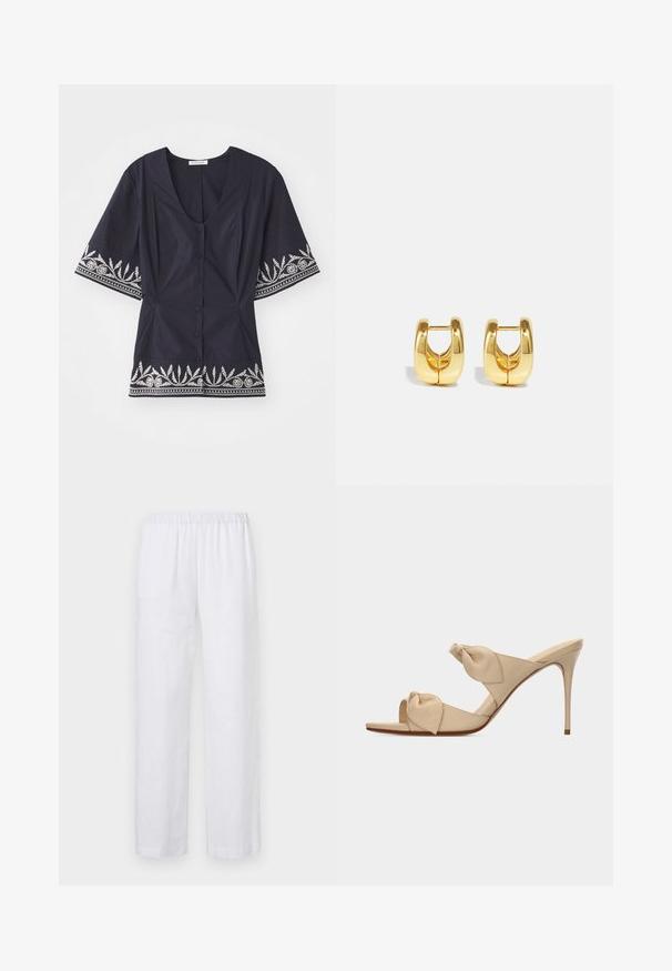 Marineblaue Bluse mit V-Ausschnitt, kurzen Ärmeln und weißer Blumenstickerei am Saum und an den Ärmeln. Verfügt über eine Knopfverschluss.; ASPESI PANTALONE - Stoffhose - white; Beige offene High-Heel-Pantoffel mit zwei verdrehten Knotenriemen und einem schlanken Stiletto-Absatz vor weißem Hintergrund.; Goldene Creolen mit einem schlanken, abgerundeten Design. Sie verfügen über eine hohle Mitte und eine glänzende Oberfläche, die moderne Stile ergänzen.