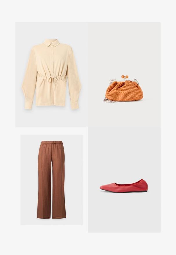 Chemise beige à manches longues avec col, boutons sur le devant et cordon de serrage à la taille, présentée sur un fond gris clair uni.; Pantalon marron droit avec taille élastique en tissu léger, présenté sur un fond blanc uni.; Filippa K REY FLATS - Ballerines - bright red; Petit sac pochette tissé orange avec cadre en métal argenté, fermoir rond et bandoulière chaîne argentée sur fond blanc.