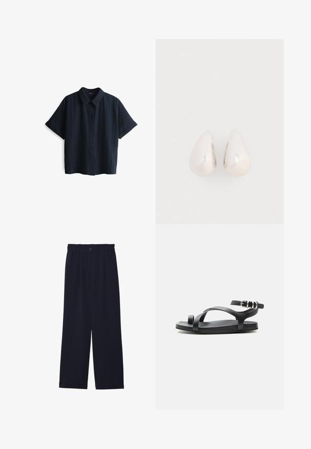 Kurzärmliges Hemd mit Knöpfen in dunkelblau, gefertigt aus einem strukturierten Stoff mit einem dezenten Muster und Kragen sowie blauen Knöpfen in der Mitte.; Helles Marineblaue weit geschnittene Hose mit glatter Textur, elastischem Bund, einem vorderen Bügel und einem Knopfverschluss an der Taille.; Schwarze flache Sandale mit dünner Zehenlasche, überkreuzten Riemen und verstellbarem Knöchelriemen mit silberner Schnalle, vor einfarbigem Hintergrund gezeigt.; Silberne Metall-Ohrringe in Tropfenform mit einer glatten, reflektierenden Oberfläche, die ein nahtloses Design und keine sichtbaren Verzierungen aufweisen.