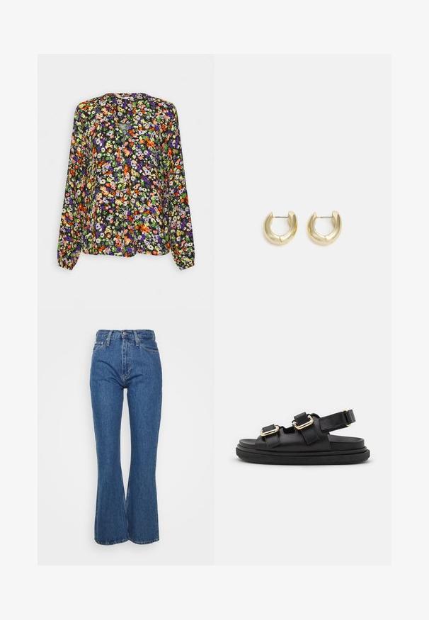 Langærmet bluse med livligt orange, lilla, grøn og hvidt blomsterprint på sort baggrund, med kravefri halsudskæring.; Højhalsede blå denimjeans med en klokkeform, klassisk fem-lomme design og diskret falmning, robust talje og metalknap.; ALOHAS HARPER - Sandaler - black; Guld-tone hoop øreringe med en glat, poleret overflade. Har en halvcirkelform og en sikker stiftlukning.