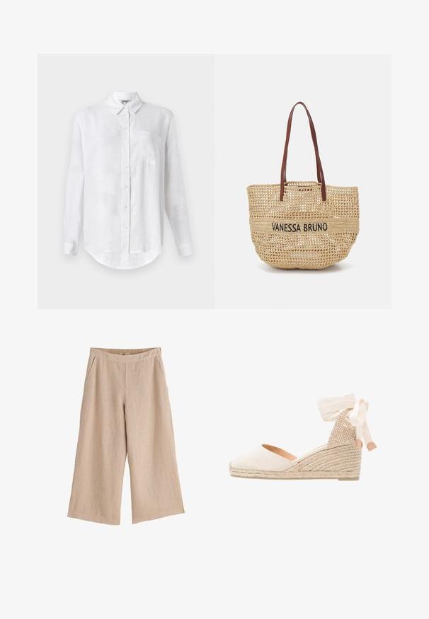 Camisa blanca de manga larga hecha de lino con cuello abotonado, un bolsillo en el pecho y dobladillo redondeado. Cuenta con cierre frontal estándar con botones.; Pantalones beige de pierna ancha y corte cropped con cintura elástica y bolsillos laterales, hechos de tela ligera.; Cuña de espadrille de lienzo beige con un respaldo texturizado, cinta de tobillo en crema y suela de yute trenzado. Punta redondeada con un ligero tacón.; Vanessa Bruno PANIER - Bolso shopping - sable/noir