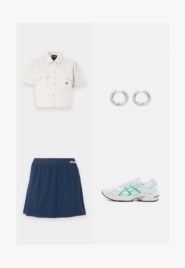 Korte mouwen, cropped wit shirt van katoen met twee borstzakken, knoopsluiting aan de voorkant en een logo patch op de linker zak.; Marineblauwe, zachte stof skort met een elastische tailleband. Heeft een geplooid ontwerp en een klein logo op de tailleband.; ASICS SportStyle GEL-1130 - Sneakers laag - white/malachite green; Zilveren ringoorbellen met een glad metallic oppervlak en een rij heldere kristallen die langs de buitenrand zijn ingebed.
