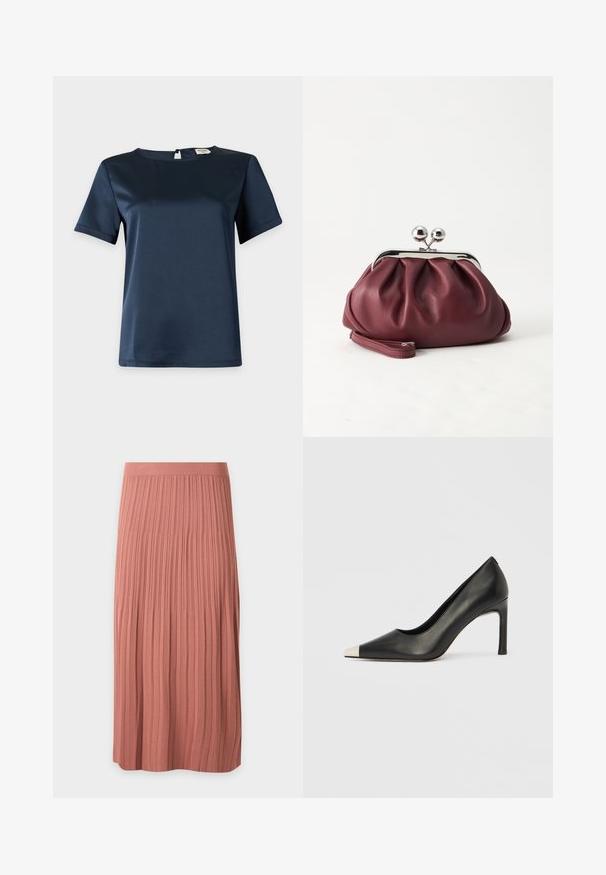 Blouse en satin bleu marine à manches courtes avec encolure ronde et fermeture boutonnée au dos sur fond clair uni.; Jupe midi plissée couleur rose poudré avec large ceinture côtelée et larges plis verticaux sur tissu texturé.; Chaussure à talon haut en cuir noir avec bout pointu et capuchon argenté métallique. Présente une finition lisse et un talon fin de 10 cm.; Petit sac pochette en cuir bordeaux avec fermoir métallique argenté et bracelet sur fond blanc.