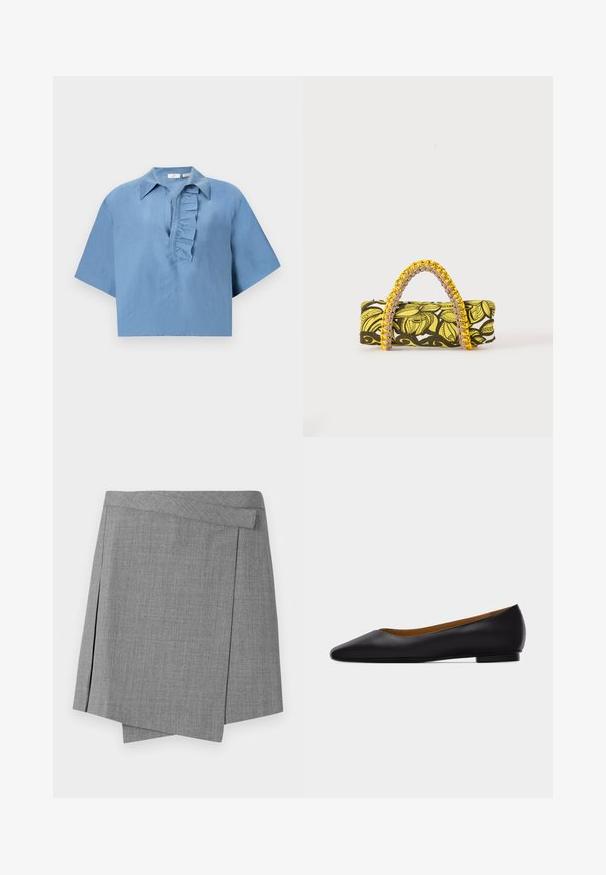 Blauw shirt met korte mouwen, gemaakt van gladde stof, met een button-down kraag en een gerimpelde sluiting aan de voorkant. Korte snit.; Grijze mini-rok in wikkelstijl met asymmetrische zoom en subtiele textuur, voorzien van een verborgen taillebanddetail.; Zwarte leren puntschoen met lage hak en gladde afwerking, zijaanzicht op een lichtgrijze achtergrond.; Rechthoekige tas met geel-zwart bloemenpatroon en gevlochten geel-roze handvat op witte achtergrond.
