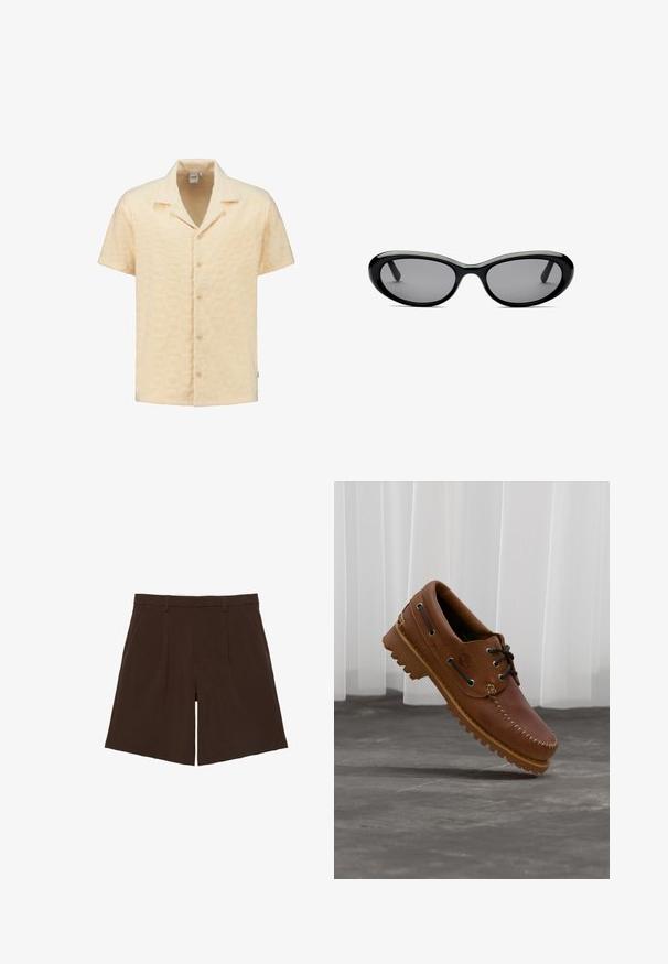 Kurzarmhemd aus strukturiertem, hellgelbem Stoff mit geometrischem Muster, mit eingekerbtem Kragen und fünf Knöpfen an der Vorderseite.; Dunkelbraune, knielange, maßgeschneiderte Shorts mit Gürtelschlaufen und vorderen Falten, flach auf weißem Hintergrund präsentiert.; Brauner Leder-Bootsschuh mit schwarzen Schnürsenkeln, beigen Nähten und einer robusten Sohle, schwebt über einem grauen Betonboden.; Schwarze ovale Sonnenbrille mit dunkel getönten Gläsern und dicken glänzenden Fassungen, von vorne auf weißem Hintergrund gezeigt.