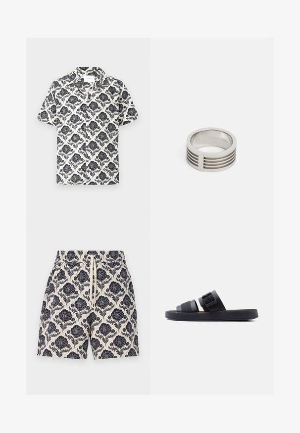 Kurzärmeliges Hemd mit floralem Muster in Schwarz auf cremefarbenem Hintergrund, mit Kragen und entspannter Passform.; Bedruckte Shorts in Creme mit navyfarbenem Blumenmuster, ausgestattet mit einem elastischen Bund und Kordelzug, aus leichtem Stoff gefertigt.; Schwarze Slidesandale mit zwei Riemen, einer davon mit einer Schnalle, auf flacher Sohle vor einem schlichten weißen Hintergrund.; Ehering aus Edelstahl mit glatter Oberfläche, horizontalen Rillen und einem kleinen integrierten Akzent. Eingravierter Markenname innen.