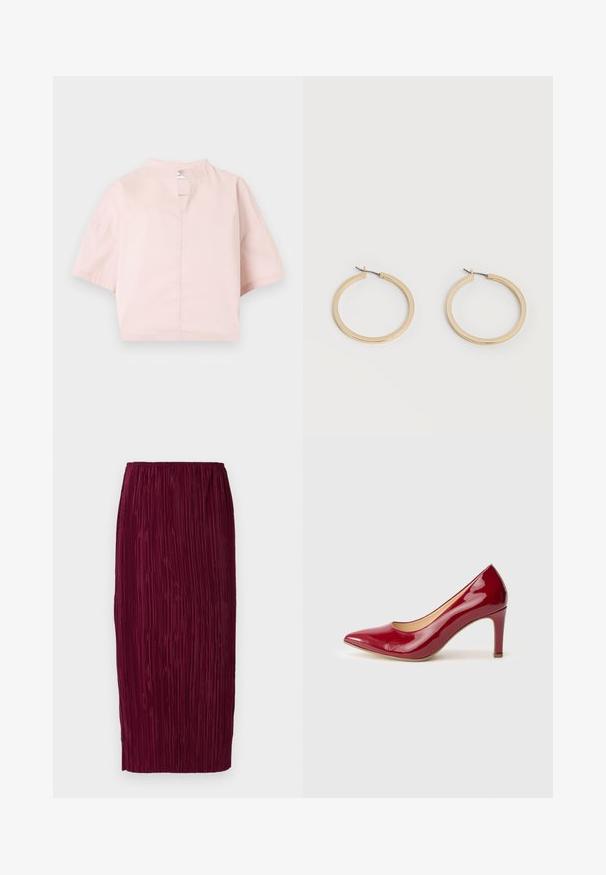 Blouse rose clair à manches courtes avec un col montant et une fente frontale, présentée sur un fond blanc uni.; Jupe midi plissée bordeaux avec une texture côtelée, ceinture élastique et silhouette droite. Tissu lisse avec des plis verticaux.; Chaussure à talon haut en cuir verni rouge avec un bout pointu et un talon aigu de 10 cm. Texture lisse et design minimaliste.; Paire de boucles d'oreilles créoles moyennes lisses ton or avec fermoirs à charnière sur fond clair uni.