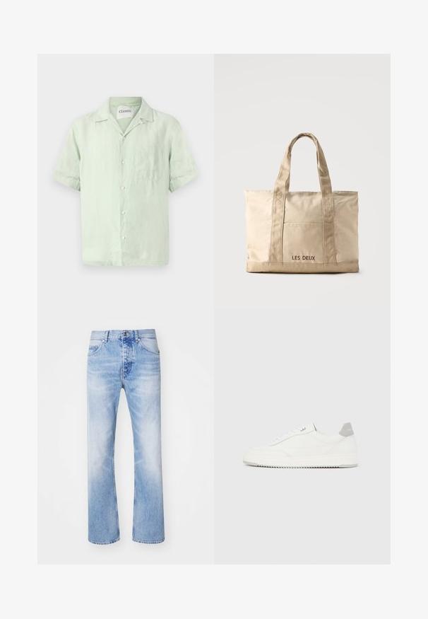 Kurzärmeliges, hellgrünes Leinenhemd mit durchgehender Knopfleiste, Kragen und einer einzelnen Brusttasche. Sanfte Textur und lockere Passform.; Hellblaue Denim-Jeans mit geradem Bein, im klassischen Fünf-Taschen-Design und einem dezenten Ausbleichmuster.; Weißer Sneaker mit niedrigem Schaft, grauem Fersenlaschen, weißen Schnürsenkeln und einer strukturierten Sohle, dargestellt vor einem schlichten hellen Hintergrund.; Beige Leinwand-Tragetasche mit zwei Griffen und Vordertasche, "LES DEUX" auf der Tasche bestickt.
