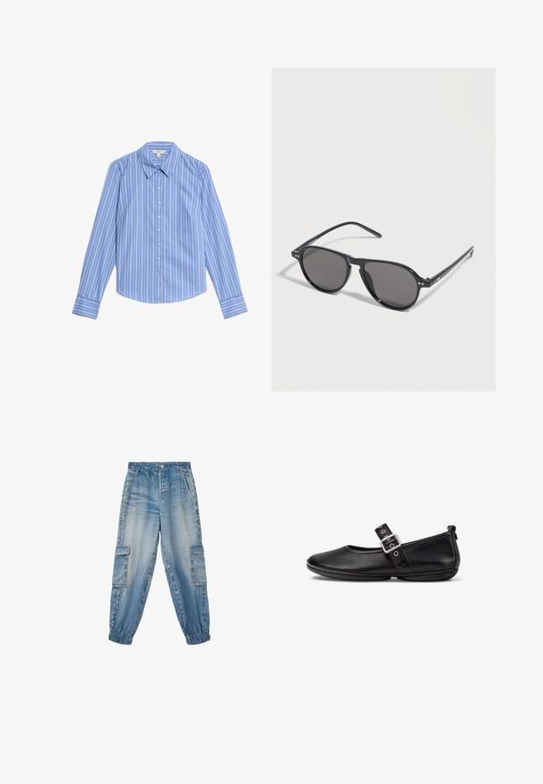 Gestreiftes Langarmhemd in Blau und Weiß mit Knopfleiste. Verfügt über einen spitzen Kragen und einen abgerundeten Saum. Hergestellt aus glattem, leichtem Stoff.; Blaue Jeans-Cargohosen mit elastischem Bund, zwei Seitentaschen und zwei Cargotaschen; ausgewaschener Look mit entspannter Passform und schmal zulaufendem Bein.; Schwarzer Mary-Jane-Flachschuh aus Leder mit silberner Schnallenriemen und abgerundetem Zeh, Seitenansicht auf weißem Hintergrund.; Schwarze Sonnenbrille mit rundem Rahmen und dunkel getönten Gläsern, die auf einer weißen Oberfläche liegt und leicht nach rechts geneigt ist.
