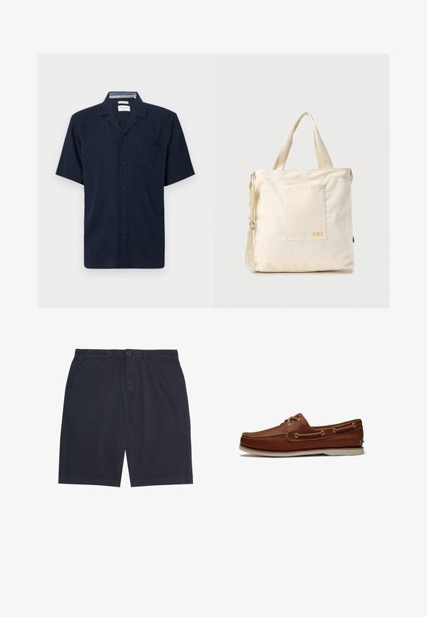 Dunkelblaues Kurzarmhemd mit Kragen und einer einzelnen Brusttasche, vor einem einfarbigen Hintergrund dargestellt.; Marineblaue Herren-Casual-Shorts mit Knopfverschluss, Gürtelschlaufen und Seitentaschen, flach auf einem weißen Hintergrund liegend.; Brauner Leder-Bootsschuh mit weißer Sohle, Moc-Toe-Naht, Ösen für die Schnürsenkel und seitlichem Schnürungsdetail, in Seitenansicht vor weißem Hintergrund gezeigt.; Beige Canvas-Shopper mit Fronttasche, zwei Griffen, verstellbarem Schulterriemen und kleinem gelbem "O.N.S"-Text unten rechts auf der Tasche.