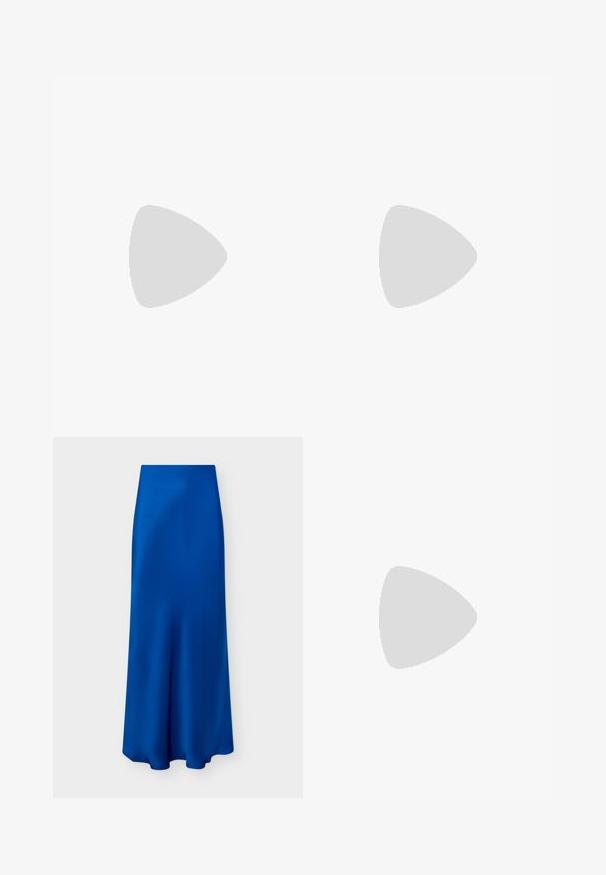 Haut bleu sans manches à col halter avec tissu drapé et large ceinture ajustée sur un fond uni.; Jupe midi en satin bleu avec une taille haute et un ourlet évasé, présentée sur un fond gris clair uni.; Escarpin à talon haut en cuir noir avec bride arrière et bout pointu, flottant au-dessus d'un sol recouvert de moquette grise, mur verdâtre flou en arrière-plan.; Sac noir en matériau texturé et brillant avec une poignée circulaire torsadée et une fermeture éclair. Présente un design doux et froissé.