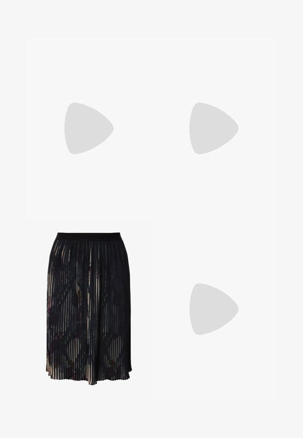 Hvid t-shirt med et lille rødt og turkis "CRUSH it." logo på venstre brystområde, vist mod en neutral baggrund.; Plisseret midiskirt i mørkt stof med abstrakt print, med en sort elastisk talje og varierende stribemønstre over overfladen.; Sølv atletisk sko med en tekstureret, shiny overflade, der har en hvid snørebåndsfront og gummisål. Udsmykket med et fremtrædende logo.; Øreringe i sølvtonede abstrakte bølgede hoops med en glat, reflekterende overflade og uregelmæssige organiske former.