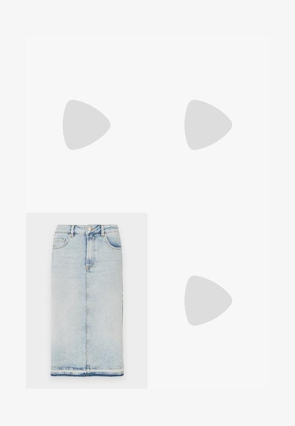Hvid langærmet skjorte i en tætsiddende design med rund halsudskæring. Har et lille sort "Hugo" logo på brystet. Glat stoftekstur.; Denim midi-sund i lys blå, med fem lommer, lige snit og afsluttet med en rå kant. Klassisk metalknap og lynlåslukning.; Sort læderstøvle til midtkalv med spids tå og lavt skråt hæl på en enkel lys baggrund.; Sort rektangulær håndtaske med dobbelte runde håndtag, gylden lynlås og præget "HUGO"-logo foran med fastgjort lædermærke.