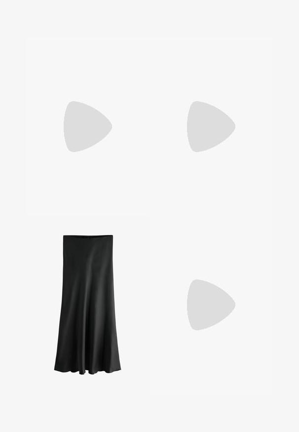 Camisole noire sans manches avec bretelles ajustables et bordure en dentelle le long de l'encolure et du haut de la poitrine.; Jupe noire, longueur genou, avec un tissu lisse et fluide. Présente une coupe droite à la taille et un ourlet évasé pour une silhouette fluide.; Sandale noire à talon haut avec bout ouvert, fines lanières traversant le pied et liens à nouer autour de la cheville.; Pochette noire avec une chaîne dorée et une petite plaque rectangulaire dorée sur le rabat avant.