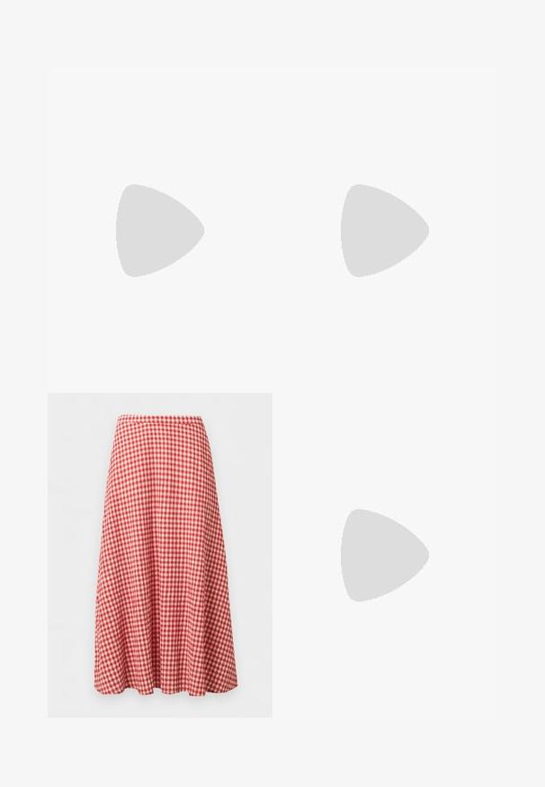 Rød kortærmet top med off-the-shoulder design, der har hvide prikkede mønstre. Fremstillet af glat stof med en tætsiddende facon.; Rødt og hvidt ternet A-formet midi-nederdel med høj talje og flydende stof på ensfarvet baggrund.; Sorte balletflade sko i laklæder med rundet tå, snørelukning og flad sål. Glat tekstur med få detaljer.; Lille sort blank håndtaske med to lange håndtag og snøre-detaljer i siden på en ensfarvet lys baggrund.