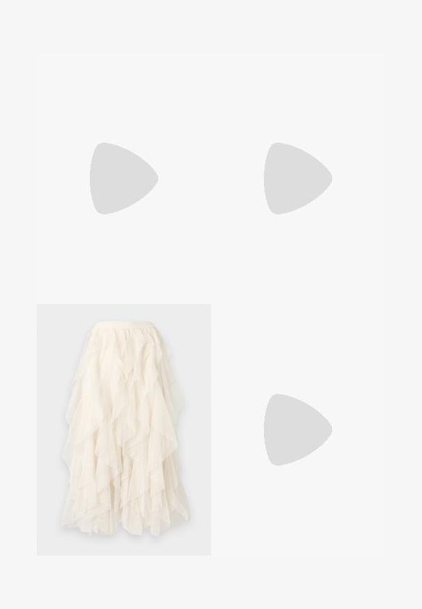 Camisole rose avec des bretelles réglables, ornée d'une délicate bordure en dentelle le long de l'encolure et d'une texture de tissu lisse et doux.; Jupe en tulle crème à couches avec de douces volants et une texture à pois subtile, dotée d'une taille ajustée.; Sandale blanche à talons hauts avec fine bride à la cheville, bout ouvert, et grand détail fleur en tissu sur les brides avant.; Sac à main en satin beige avec un grand nœud décoratif assorti, une poignée ornée de perles et une bandoulière en chaîne argentée sur fond blanc.