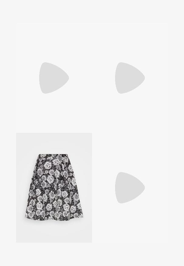 T-shirt blanc à manches courtes avec un col en V, en tissu doux, doté d'une coupe décontractée et d'un ourlet droit avec des détails de couture minimaux.; Anna Field by Zalando Jupe plissée - black/white; Des mules ouvertes en cuir noir présentent une large lanière avant et un talon en plateforme épais et haut avec une texture lisse. Vue de côté présentée.; Boucles d'oreilles en métal argenté en forme de croissant, avec une surface lisse et brillante. Elles présentent un design minimaliste sans motifs visibles.