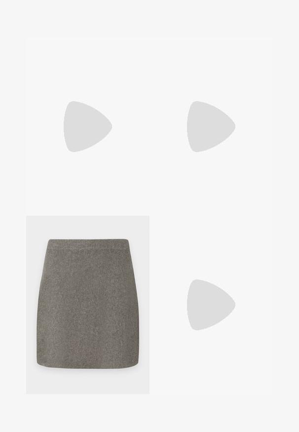 Zwarte katoenen top met lange mouwen, die een bootuitsnijding heeft en een getailleerde pasvorm. Soepele textuur met een subtiele glans, zonder duidelijke patronen of accenten.; Grijze gebreide minirok met een geribde tailleband, een gladde textuur en een rechte snit, ontworpen voor een getailleerde silhoeet.; Hoge zwarte leren laars met schuine stiksels, puntige neus en stevige hak van gemiddelde hoogte op witte achtergrond.; Zwarte leren schoudertas met gespsluiting aan de riem, afgeronde hoeken en contrasterende witte stiksels op een effen achtergrond.