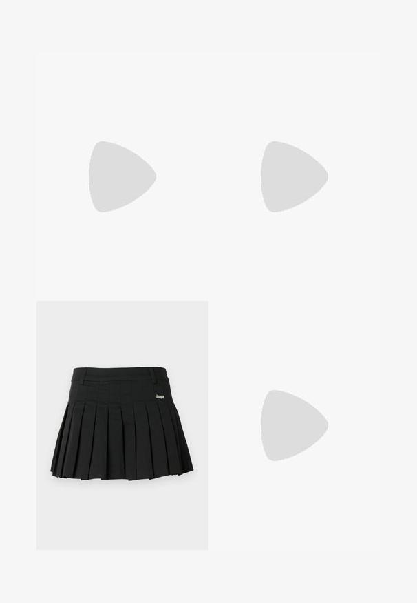 T-shirt bleu à manches courtes en coton. Encolure ronde avec une texture douce et une coupe légèrement décontractée. Sans motifs ni accents supplémentaires.; Jupe plissée noire en tissu léger, dotée d'une ceinture plate et d'un petit logo métallique sur le côté gauche avant.; Bateau en cuir noir avec un bout arrondi, des détails de couture, un petit accent en nœud et une semelle en caoutchouc. Texture lisse et design épuré.; Boucles d'oreilles demi-cercles ton argent avec texture striée et fermoirs à pression sur fond blanc.