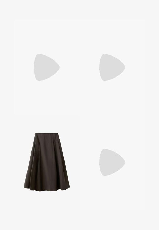 Camiseta de manga larga negra de canalé con cuello redondo, hecha de una tela suave, con un diseño básico sin adornos ni patrones.; Falda negra en línea A con cintura alta y dobladillo acampanado, hecha de tela suave, mostrada sobre un fondo blanco.; Bota de cuero marrón hasta la rodilla con punta redondeada, textura suave y detalles de costura mínimos, situada sobre un fondo claro en una silla blanca.; Bolso de hombro de cuero marrón oscuro con una forma suave y caída, y un asa con nudo torcido sobre un fondo blanco liso.