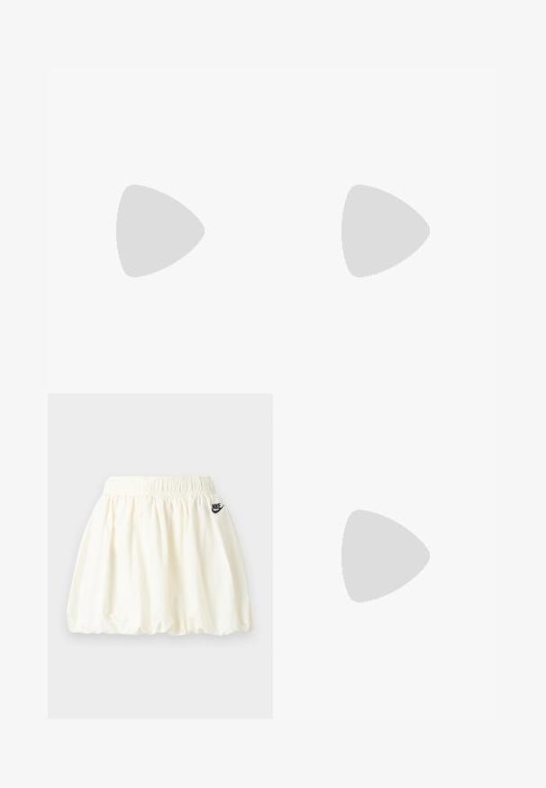 Body sin mangas blanco con un escote alto, con un borde con volantes, hecho de material elástico de canalé, con una silueta ajustada.; Falda blanca de Nike con cintura elástica y dobladillo sutilmente fruncido, con pequeño logo negro de Nike en el lado derecho.; Zapatilla informal de corte bajo con parte superior de tela a cuadros beige y blanca, cordones beige y suela de goma marrón clara gruesa con ranuras.; Bolso de hombro de mezclilla azul oscuro con extremos de correa anudados y forma rectangular simple sobre un fondo blanco.