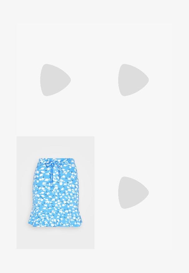 Modrý pruhovaný crop top s širokým výstrihom, bez rukávov a s nápisom "JJXX" umiestneným na strede výstrihu.; Even&Odd by Zalando MINI SKIRT WITH VOLANT - sukňa v tvare A - light blue/white; Biele plátené tenisky s gumovou podrážkou, s piatimi dierkami na šnúrky, okrúhlou špičkou a svetlými švami, doplnené o biele členkové ponožky.; Párik obdĺžnikových slnečných okuliarov s svetlomodrými priehľadnými rámami a tmavosivými sklami, s rovnými stranami a minimálnymi hardvérovými detailmi.