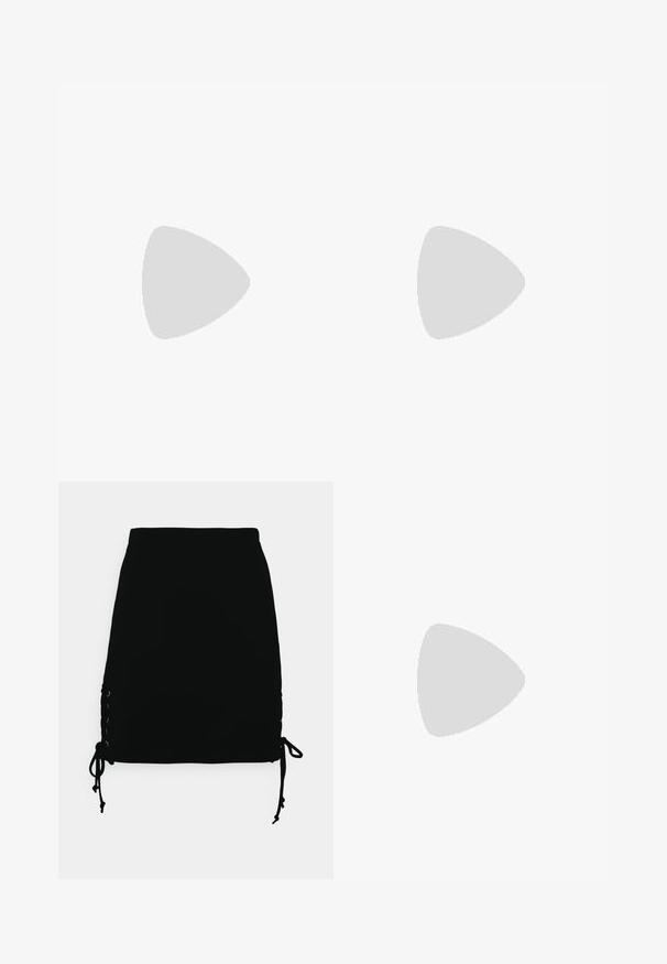 Zwarte geribbelde off-the-shoulder top met korte mouwen, getailleerde vorm, gladde textuur en een schoon, eenvoudig ontwerp.; Even&Odd Minirok - black; Zwart-wit geblokte canvas sneakers met zwarte suède accenten, witte veters en rubberen zool. Het logo aan de zijkant heeft een contrasterend ontwerp.; Strakke zwarte ovale zonnebril met donkere glazen en rechte pootjes, rustend op een wit oppervlak.