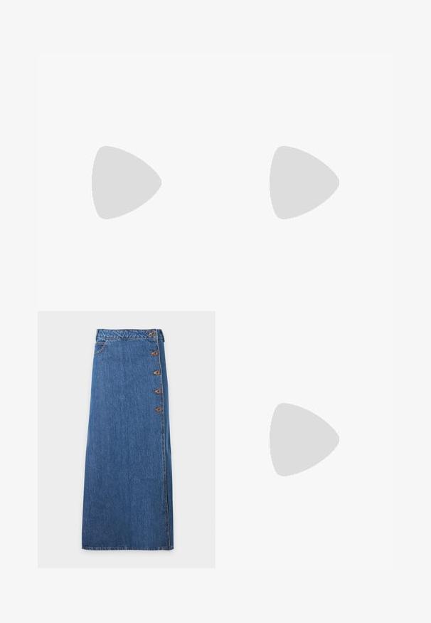 Dos camisetas blancas lisas de manga corta con cuello redondo y etiquetas de la marca JJXX, mostradas sobre un fondo gris claro.; Falda larga de mezclilla azul con cinco botones marrones a lo largo del lado derecho y un pequeño bolsillo delantero en el lado izquierdo.; Bailarinas beige con un exterior de cuero liso, punta en forma de almendra y una correa elástica en el empeine, con detalles de costura sutiles.; Bolso burdeos hecho de material brillante, de forma rectangular, con dos asas para el hombro y sutiles acentos curvados en la parte frontal.