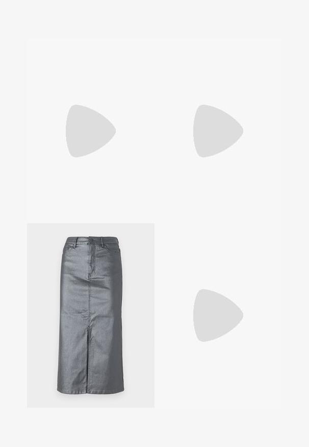 Sort langærmet turtleneck skjorte, slim fit, ribbet tekstur, med justerbare snore i kanten for en tilpasselig længde.; Metalgrå denim-nederdel med en lige form, for-slids, fem-lomme design og knaplukning i taljen. Flade sømme er synlige.; Sorte læder ankelstøvler med spids tå, lynlås lukning, buet hæl og en dekorativ rem med metal detaljer.; Sort blød læderhåndtaske med samlet top og to tykke håndtag bundet i knuder mod en ensfarvet lys baggrund.