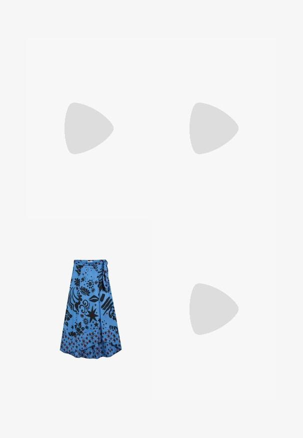 Katoenen jurk met korte, gerimpelde mouwen, crèmekleurige basis en verspreide zwarte stippen. Gepofte taille creëert een uitlopende vorm.; Blauwe wikkelrok met zwarte abstracte en bloemmotieven, met donkerrode sterrenmotieven langs de zoom en een geknoopt taille-detail.; Zwarte leren platte schoen met een puntige neus, T-strap ontwerp en gouden gesp op een witte achtergrond.; Zwarte geweven handtas met een gebogen vorm en een dun leren schouderriem bevestigd met zilveren sluitingen.
