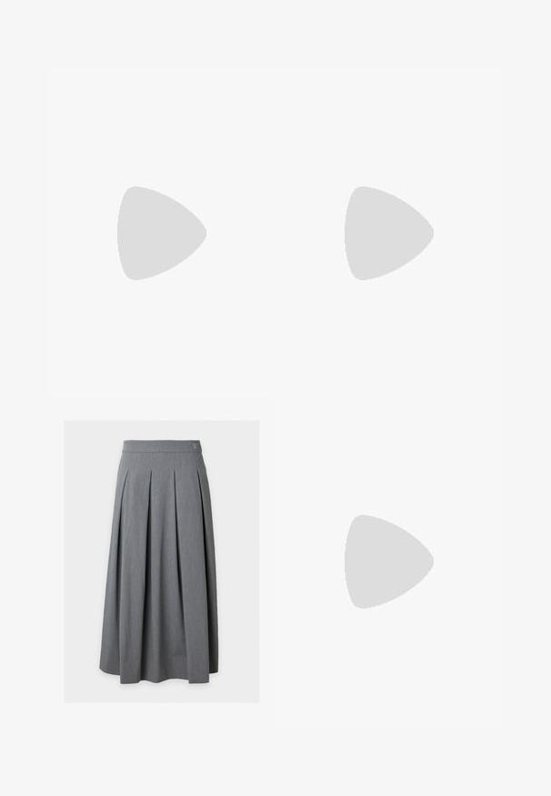T-shirt à manches courtes rayé en blanc et bleu marine. Doté d'un col rond et d'un tissu doux et extensible avec des rayures horizontales sur toute la surface.; Jupe midi plissée grise avec une taille cintrée et un détail de logo discret en haut à droite.; Chaussure à talon haut en cuir noir à bout pointu avec un talon aigu fin sur fond blanc.; Sac à main Calvin Klein noir brillant avec fermeture éclair dorée et anse courte sur fond blanc uni.