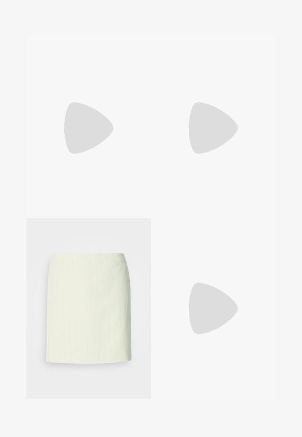 Beige kortærmet sweater lavet af blødt strikstof med en rund halsudskæring og en afslappet pasform. Teksturen er en smule fuzzy.; Elfenbensfarvet blyantskørt til knæet med diskrete lodrette nålestriber og en tætsiddende linning.; Sort læder ankelstøvle med spids tå, geometrisk stablet hæl og en løftestrop bagpå. Glat tekstur og slankt design.; Kremfarvet rektangulær håndtaske med en enkelt rem og lynlås øverst, med en lille præget logo-plakette foran.