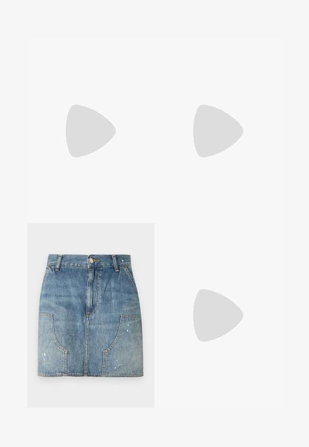 Čierne bavlnené tričko s bielym rebrovaným golierom a rukávmi. Obsahuje farebný, stylizovaný logotyp "Adidas" na prednej strane.; Džínová minisukňa s prednými gombíkmi, pútkami na opasok, zakrivenými prednými vreckami a ľahkými opotrebovanými detailmi na vreckách a leme.; Čierne kožené mary jane baleríny so žiadnymi dvoma nastaviteľnými remienkami, zaoblenou špičkou a textúrovanou gumovou podrážkou pre lepšiu priľnavosť.; Čierna syntetická kabelka s zakriveným tvarom, strieborným reťazovým popruhom, zipsovým uzáverom a embosovaným logom značky na prednej strane. Hladký povrch.